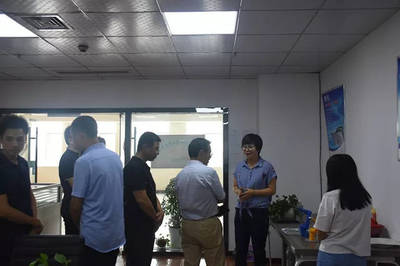 荊門市東寶區(qū)商務(wù)局局長雷家銀一行參觀調(diào)研宜昌云計算孵化器