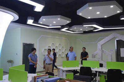 荊門市東寶區(qū)商務(wù)局局長雷家銀一行參觀調(diào)研宜昌云計算孵化器