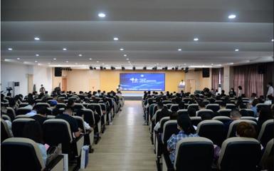 荊州市商務(wù)局副局長(zhǎng)申焰赴宜昌市參加“宜荊荊恩”跨境電商行業(yè)峰會(huì)