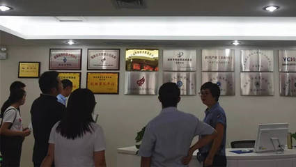 荊門市東寶區(qū)商務(wù)局局長雷家銀一行參觀調(diào)研宜昌云計(jì)算孵化器