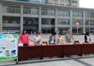 區(qū)商務(wù)局組織企業(yè)參加全市商務(wù)系統(tǒng)2019年食品安全宣傳周重要產(chǎn)品追溯體系宣傳活動